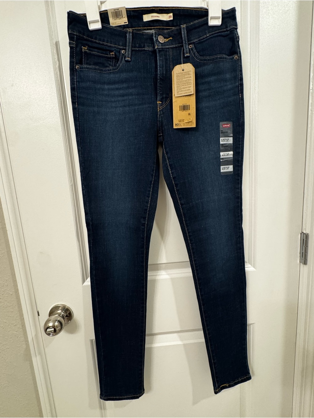 Levi's BNWT Women's Dark Blue Skinny Jeans - 711
